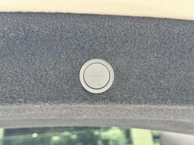 Tesla Model Y L — Фото автомобиля 18