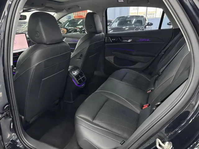 Volkswagen Passat — Фото автомобиля 5