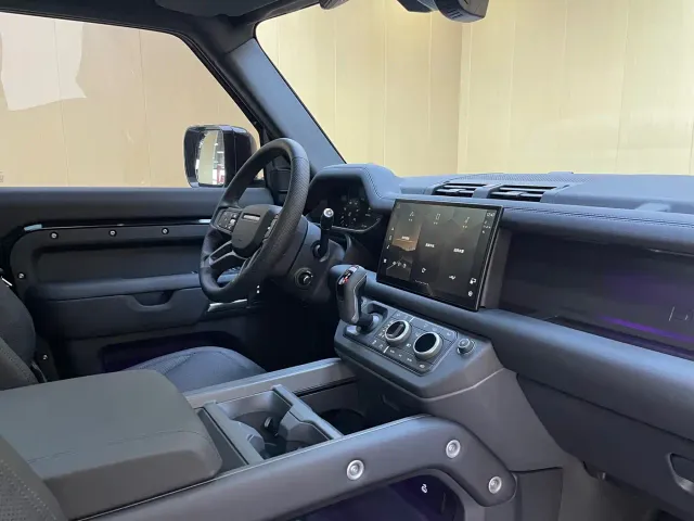 Land Rover Defender — Фото автомобиля 12