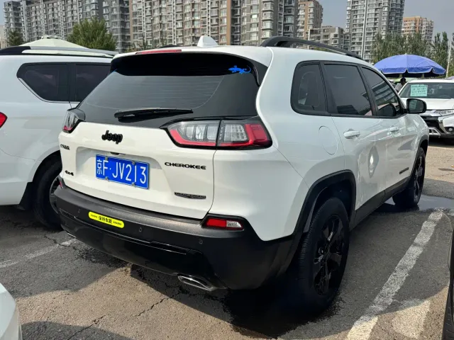 Jeep Cherokee — Фото автомобиля 15