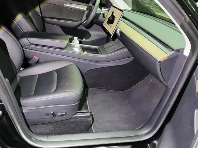 Tesla Model Y 2022 Rear-Wheel Drive Version — Фото автомобиля 13
