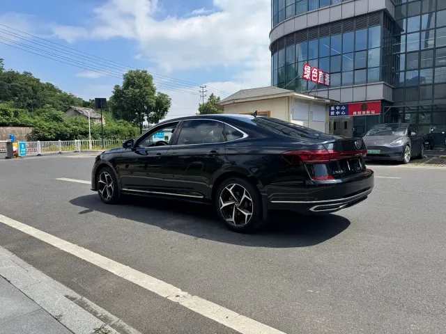 Volkswagen Passat — Фото автомобиля 7