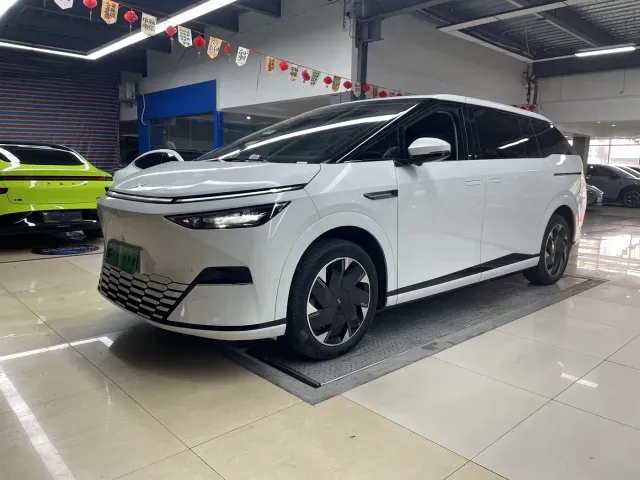 Xpeng X9 — Фото автомобиля 2
