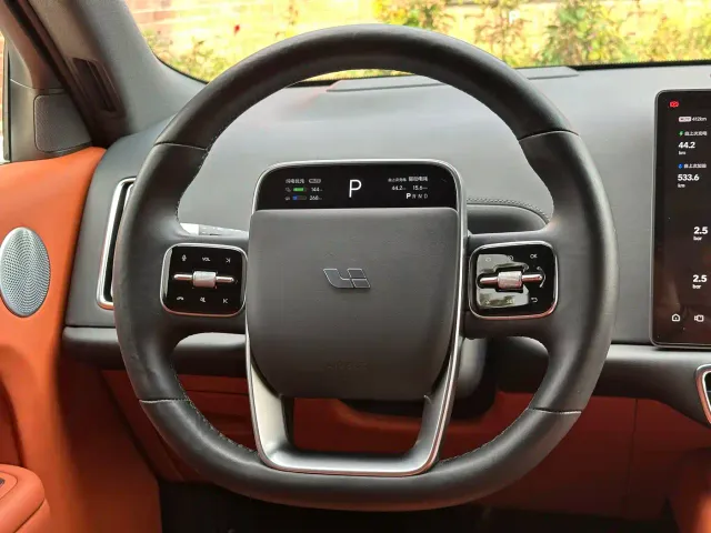 Li Auto L9 — Фото автомобиля 16