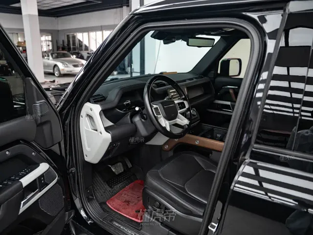 Land Rover Defender — Фото автомобиля 8