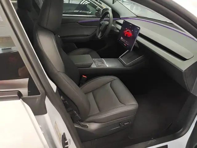 Tesla Model Y — Фото автомобиля 24