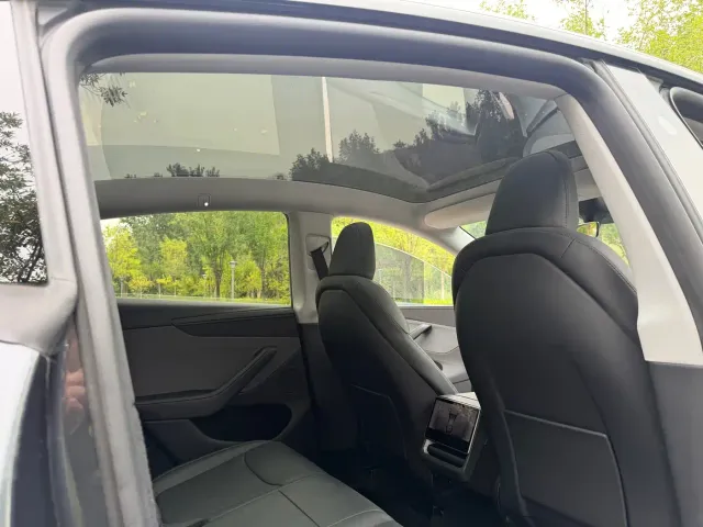 Tesla Model Y — Фото автомобиля 11