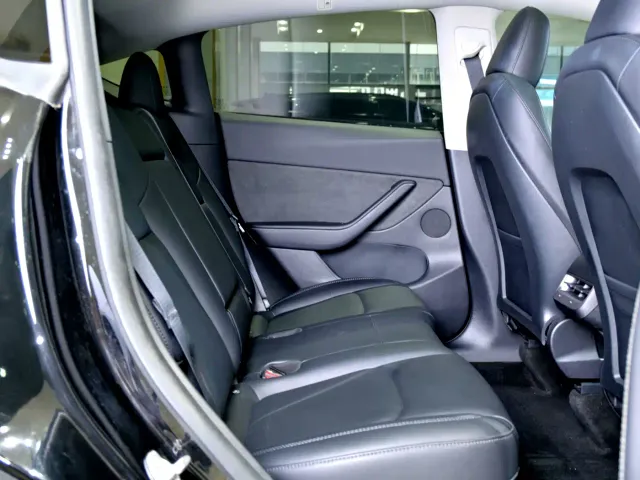 Tesla Model Y — Фото автомобиля 11