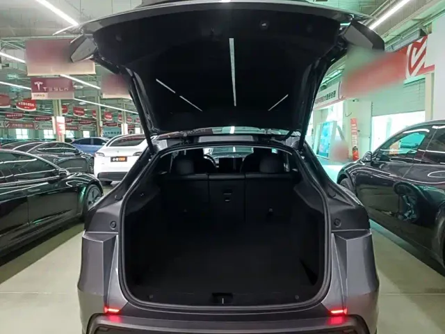 Tesla Model Y — Фото автомобиля 18