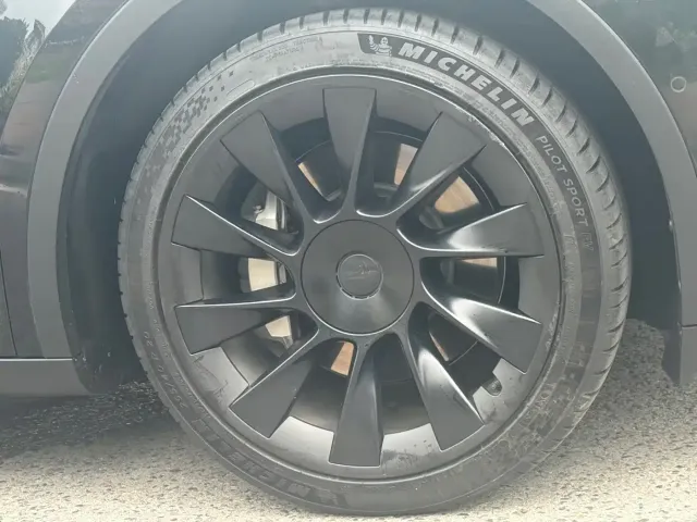 Tesla Model Y — Фото автомобиля 19
