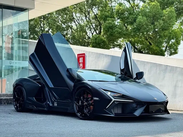 Lamborghini Revuelto — Фото автомобиля 3