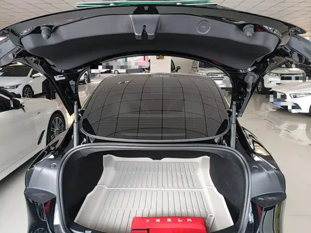 Tesla Model 3 — Фото автомобиля 18