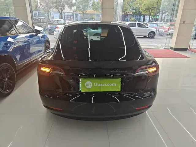 Tesla Model 3 — Фото автомобиля 5