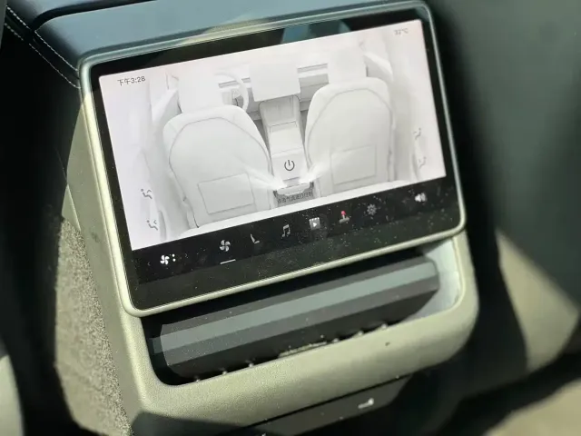 Tesla Model 3 — Фото автомобиля 20