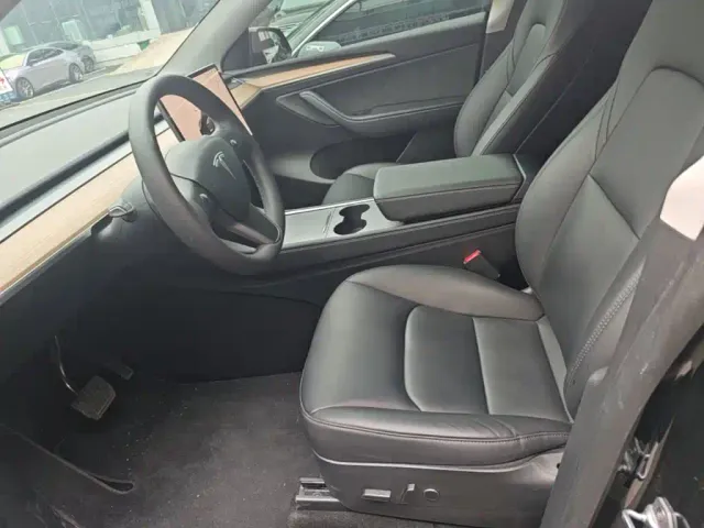 Tesla Model Y — Фото автомобиля 14