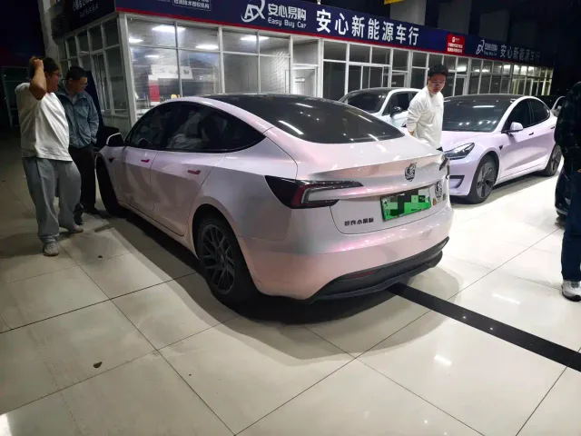 Tesla Model 3 — Фото автомобиля 4