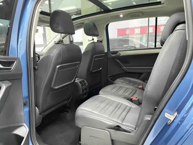 Volkswagen Touran — Фото автомобиля 10