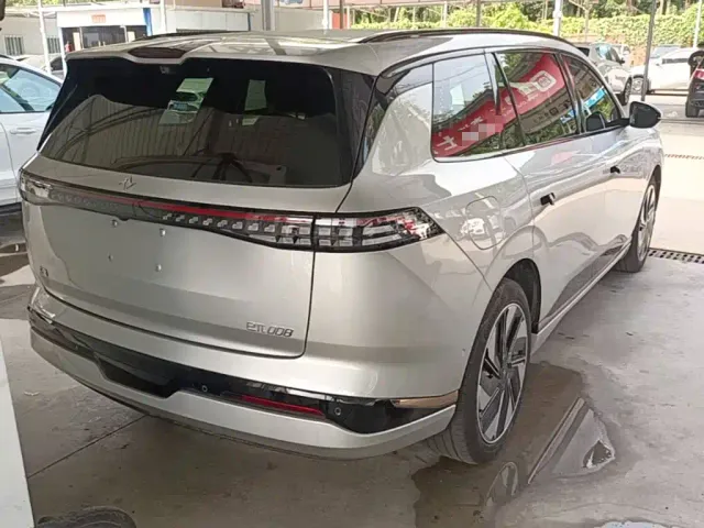 Dongfeng Yipai eπ008 2024 210Max Range Extender 6-Seater — Фото автомобиля 6