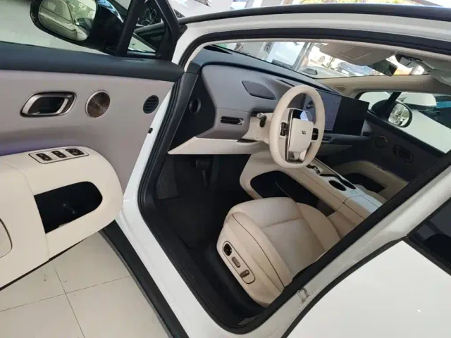 Li Auto i8 — Фото автомобиля 15