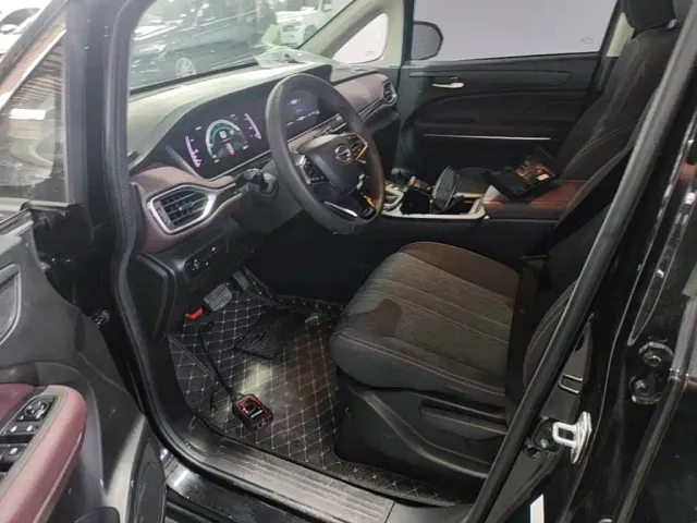 GAC Trumpchi M6 — Фото автомобиля 10