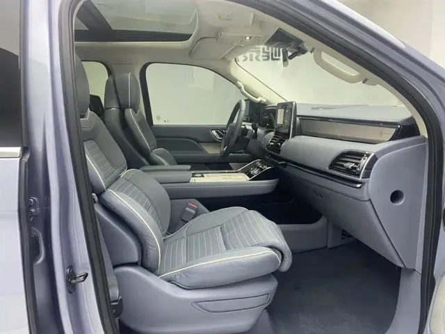 Lincoln Navigator — Фото автомобиля 18