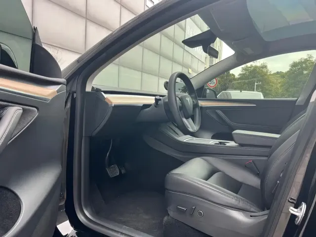 Tesla Model Y — Фото автомобиля 5