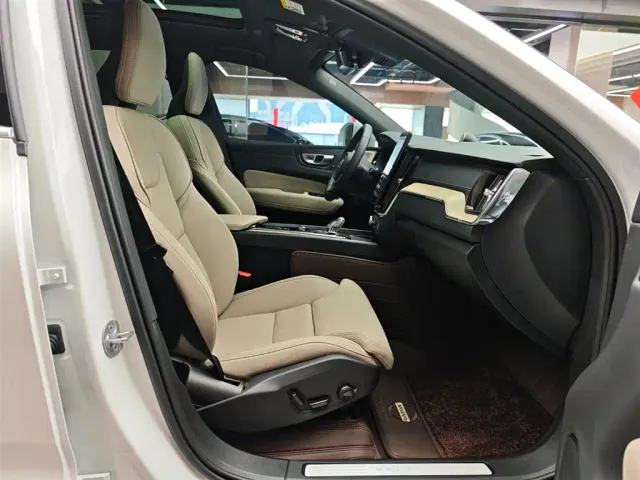 Volvo XC60 — Фото автомобиля 11