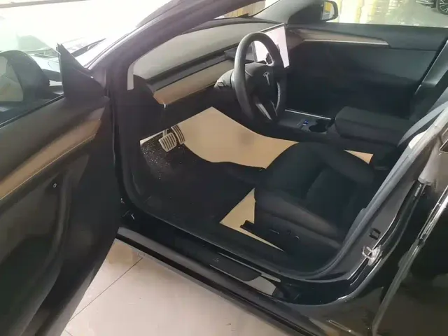 Tesla Model 3 — Фото автомобиля 15