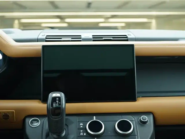 Land Rover Defender — Фото автомобиля 17