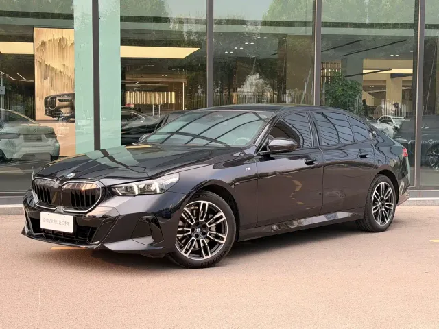 BMW 5 Series — Фото автомобиля 2