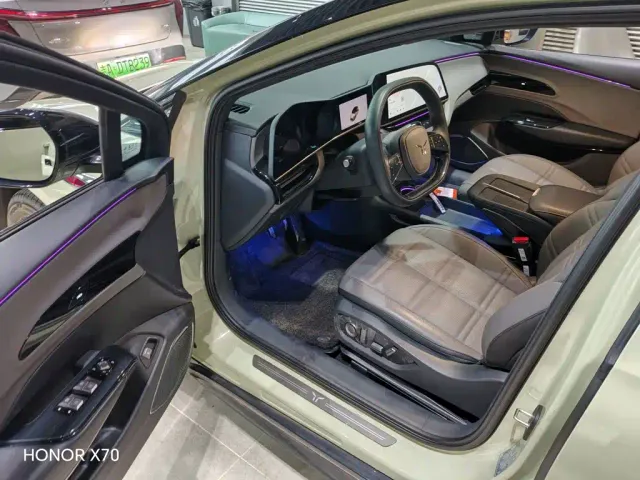 Hongqi EH7 — Фото автомобиля 15
