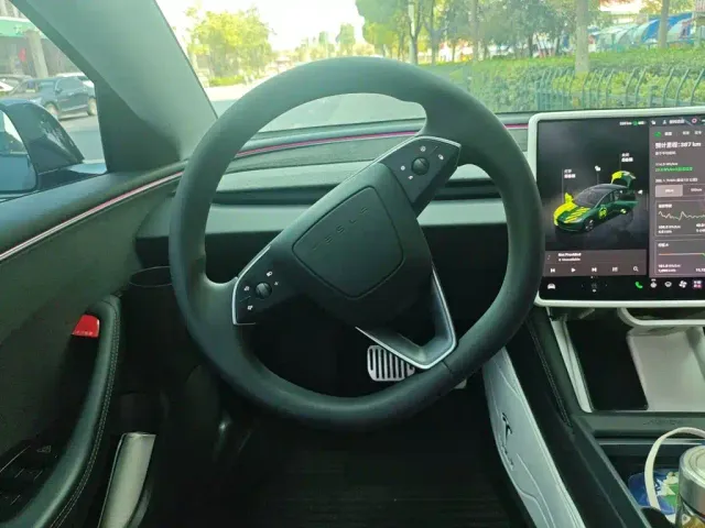 Tesla Model 3 — Фото автомобиля 6