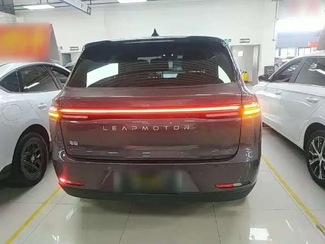 Leapmotor C10 — Фото автомобиля 5