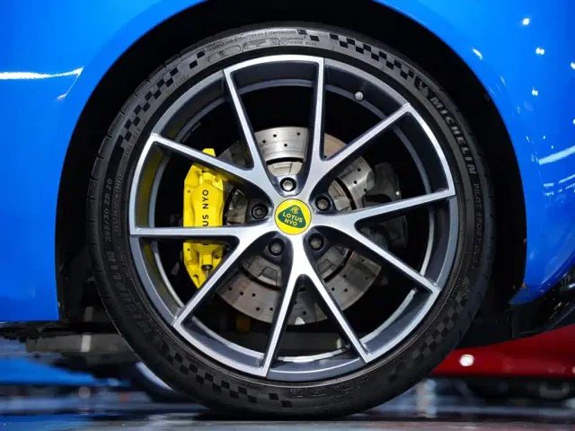 Lotus Emira — Фото автомобиля 11