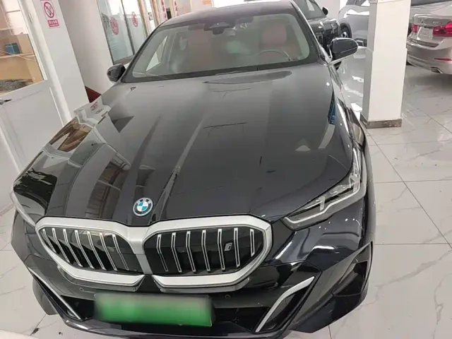 BMW i5 — Фото автомобиля 2