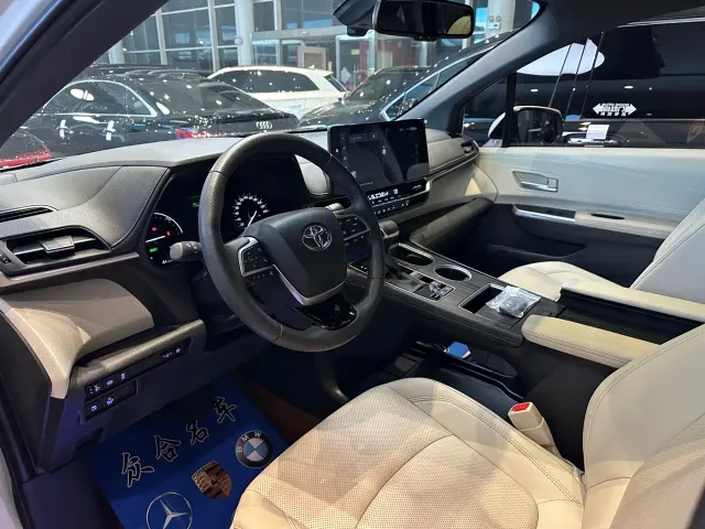 Toyota Sienna — Фото автомобиля 14
