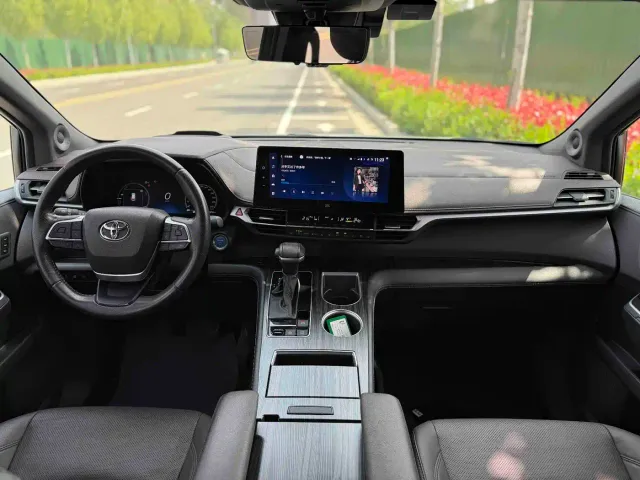 Toyota Sienna — Фото автомобиля 8