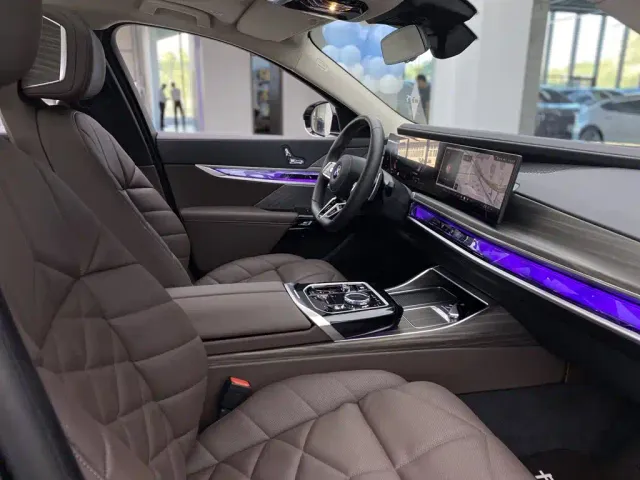 BMW 7 Series — Фото автомобиля 18