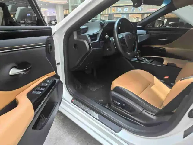 Lexus ES — Фото автомобиля 7