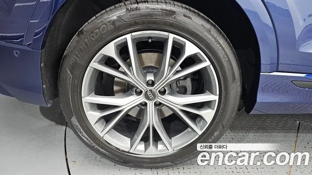 Audi Q8 55 TFSI quattro Premium — Фото автомобиля 5