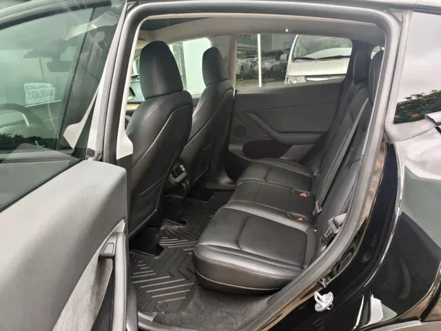 Tesla Model Y — Фото автомобиля 3