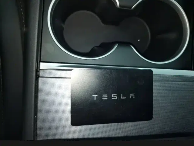 Tesla Model Y — Фото автомобиля 8