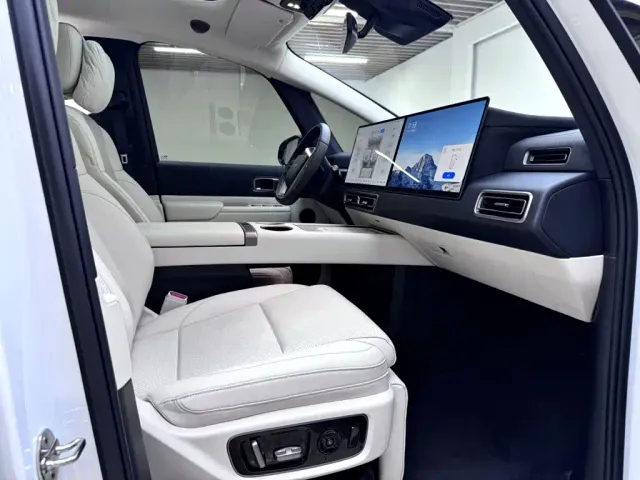 Li Auto MEGA — Фото автомобиля 11