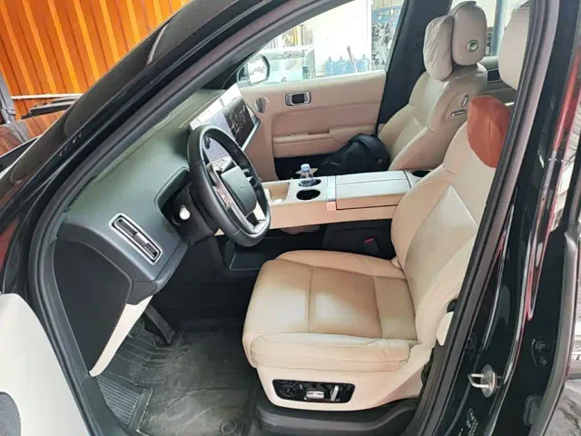 Li Auto L8 — Фото автомобиля 14