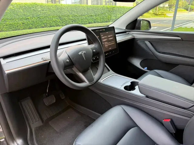Tesla Model Y — Фото автомобиля 12