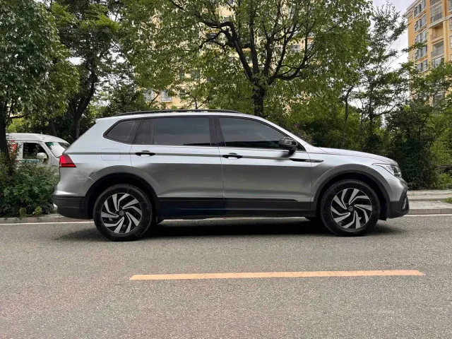 Volkswagen Tiguan L — Фото автомобиля 10