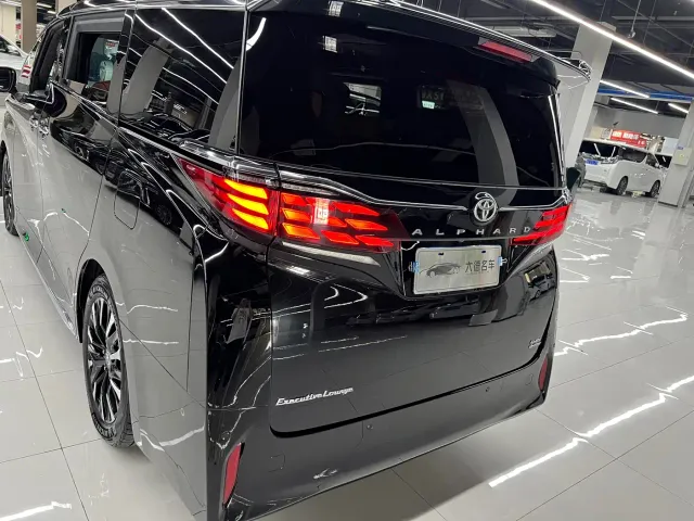 Toyota Alphard — Фото автомобиля 7