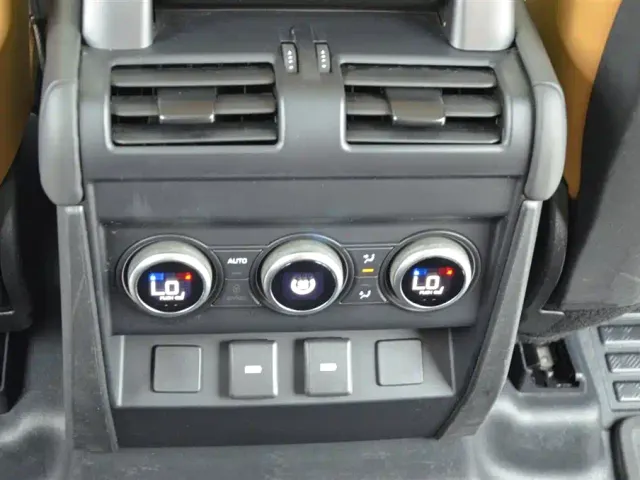 Land Rover Defender — Фото автомобиля 10