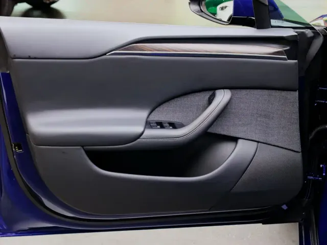 Tesla Model S — Фото автомобиля 11