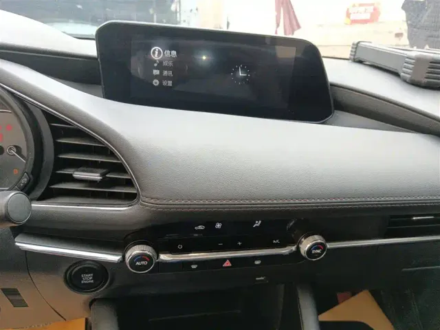 Mazda Axela — Фото автомобиля 8